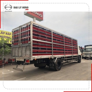 XE CHỞ GIA CẦM 5.5 TẤN HINO FC9JLTC - 5 TẦNG